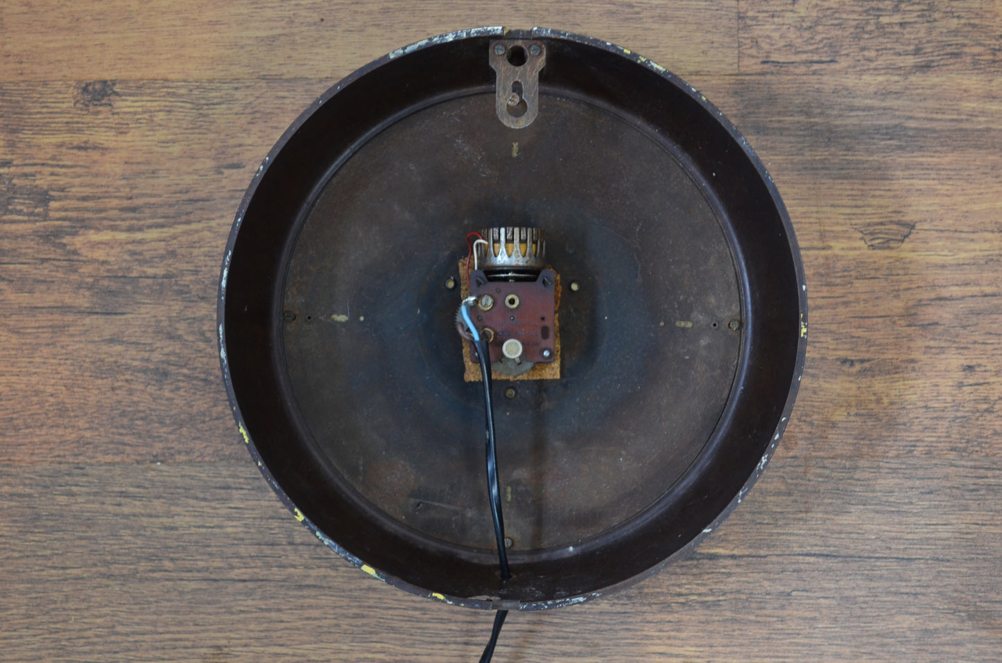 Vintage Magneta Wall Clock