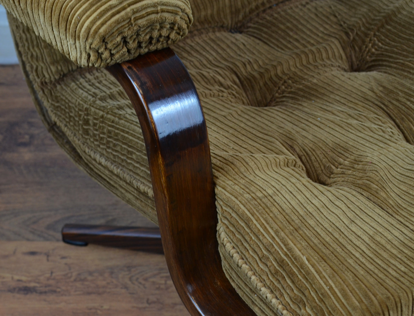 Vintage Swivel Easy Lounge Armchair