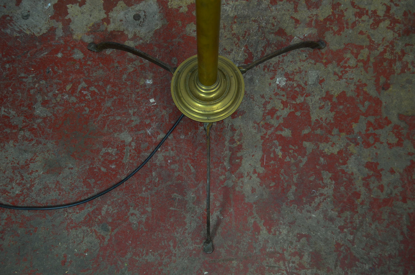 An Edwardian Brass & Iron Telescopic Standard Lamp