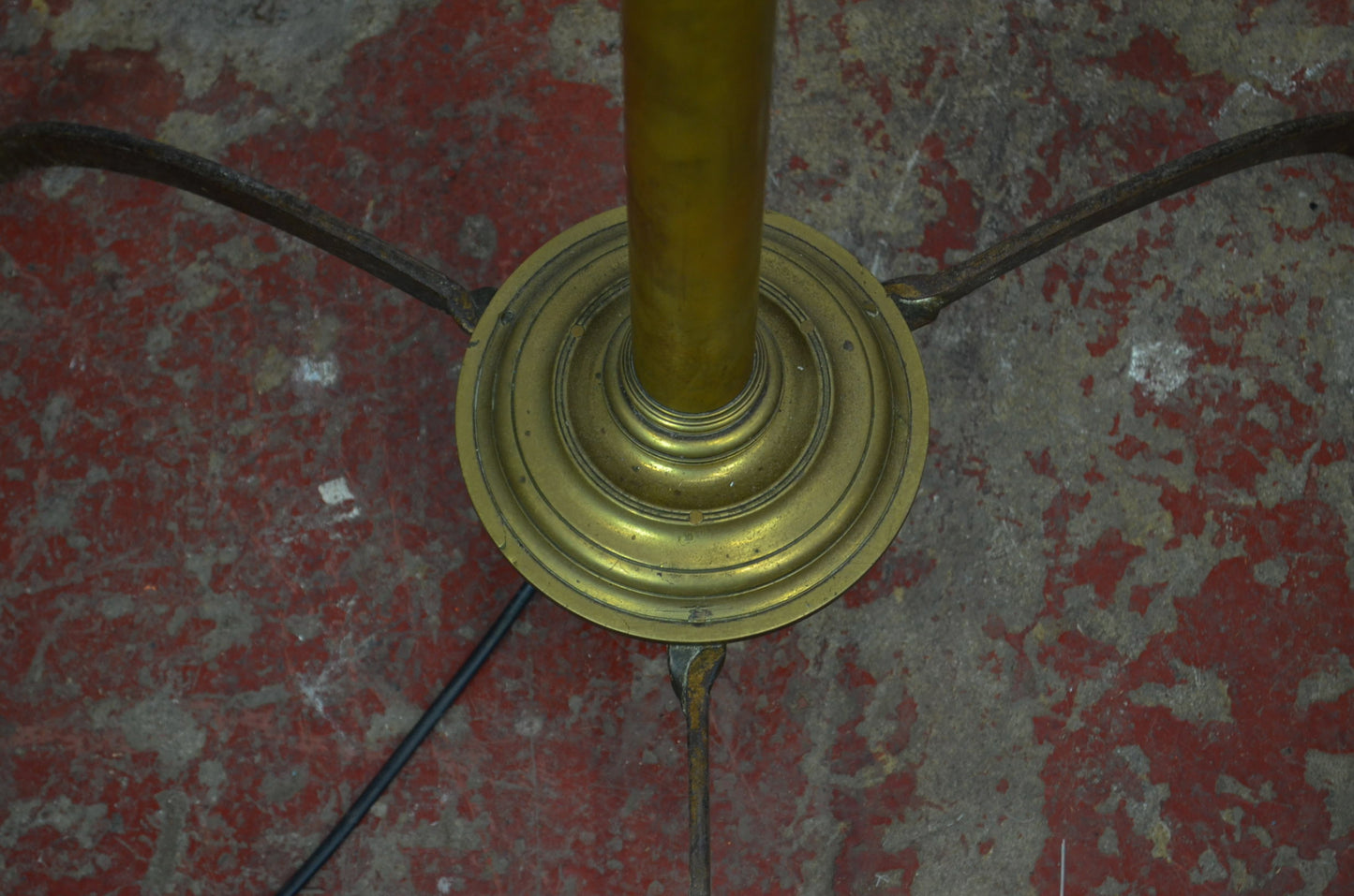 An Edwardian Brass & Iron Telescopic Standard Lamp