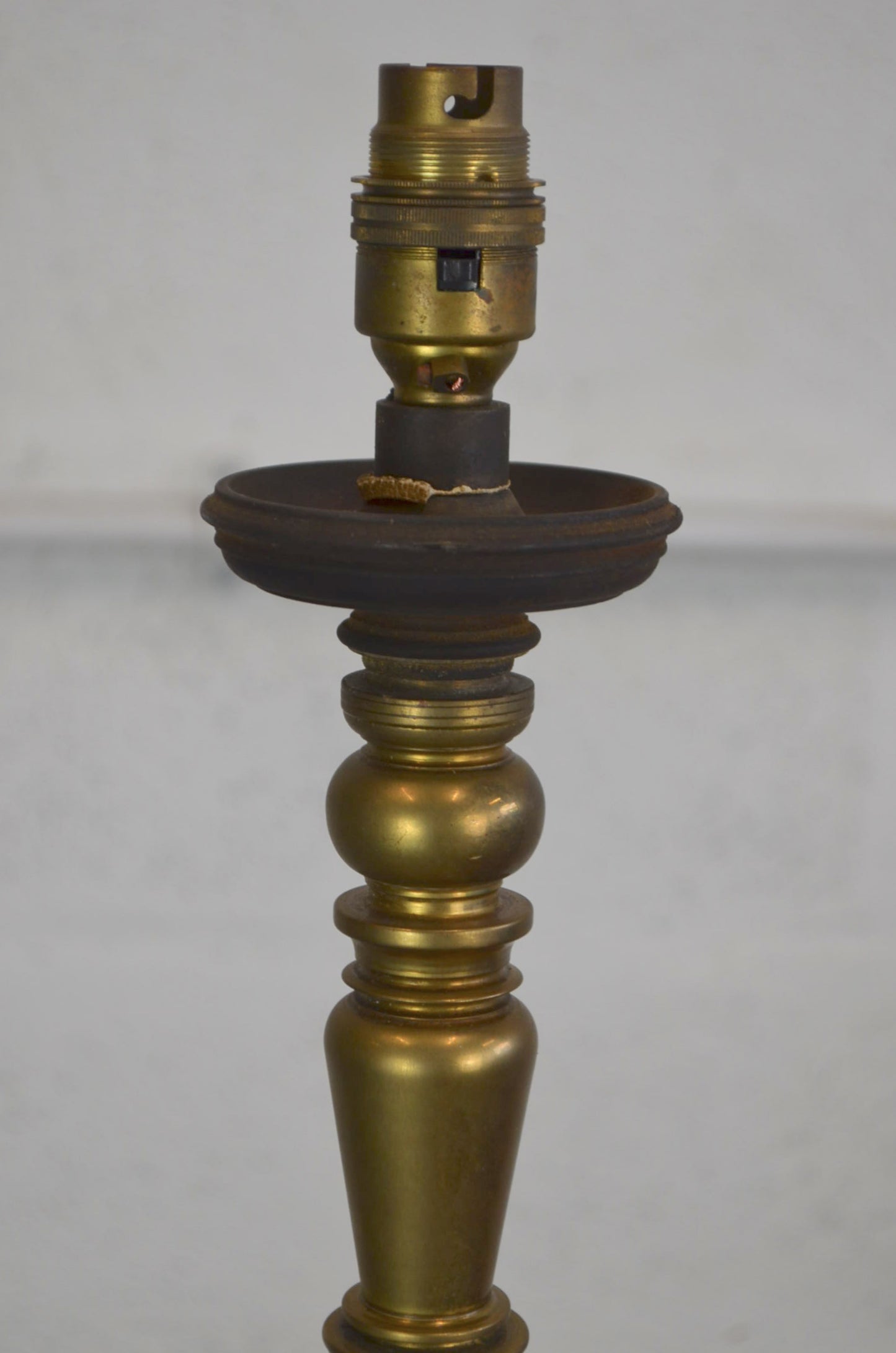 An Edwardian Brass & Iron Telescopic Standard Lamp