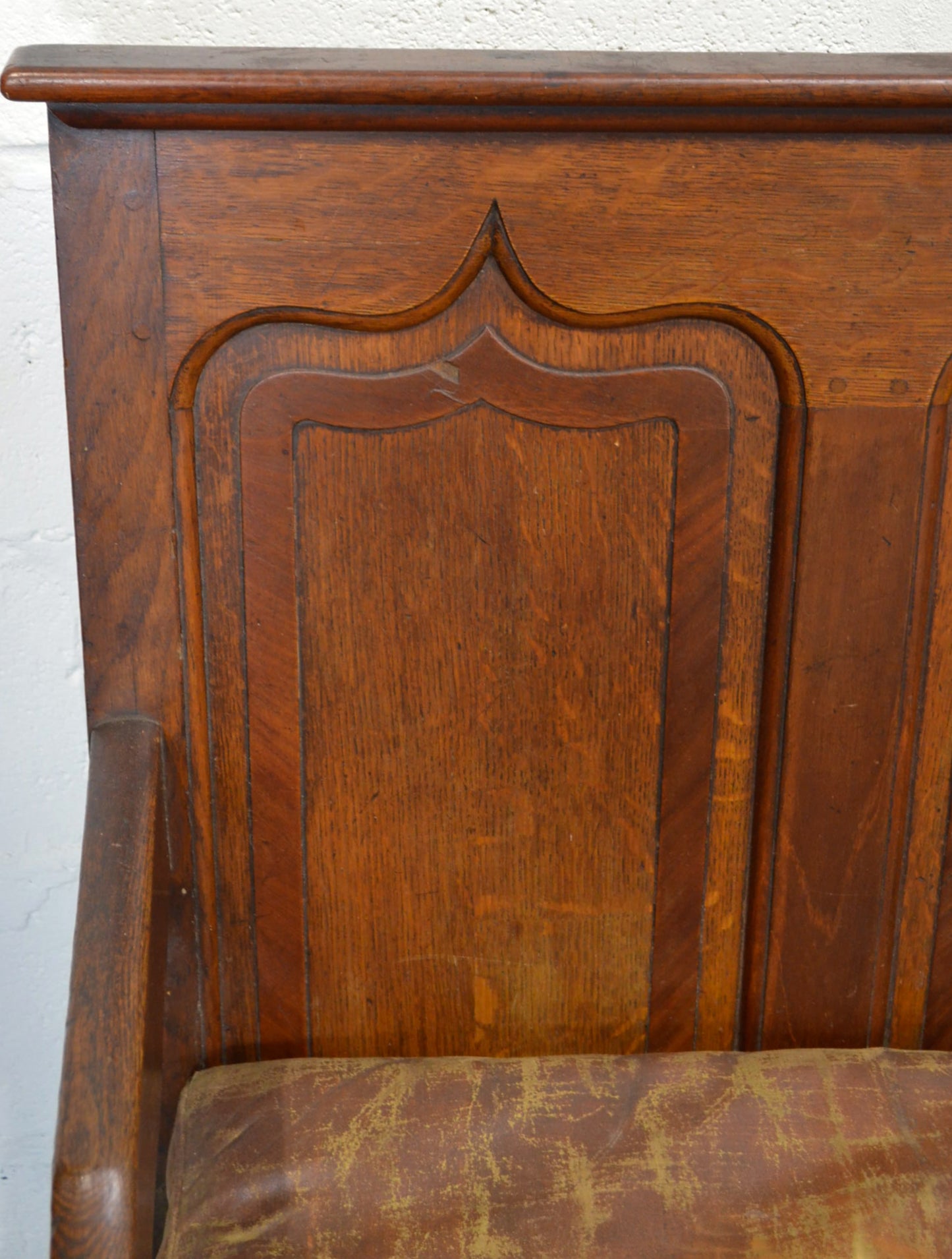 An 18TH Century Welsh Oak & Mahogany Crossbanded Settle