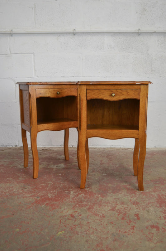 A Pair Of French Vintage 20th Century Oak Bedside Tables / Cabinets